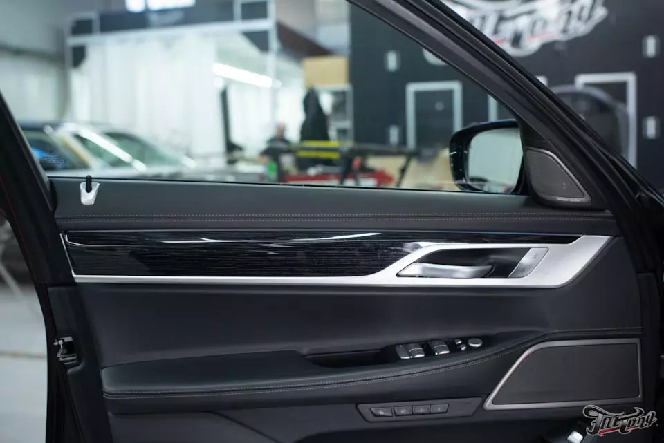 BMW 740 (G11). Декорирование деталей интерьера и масок фар кованым карбоном.